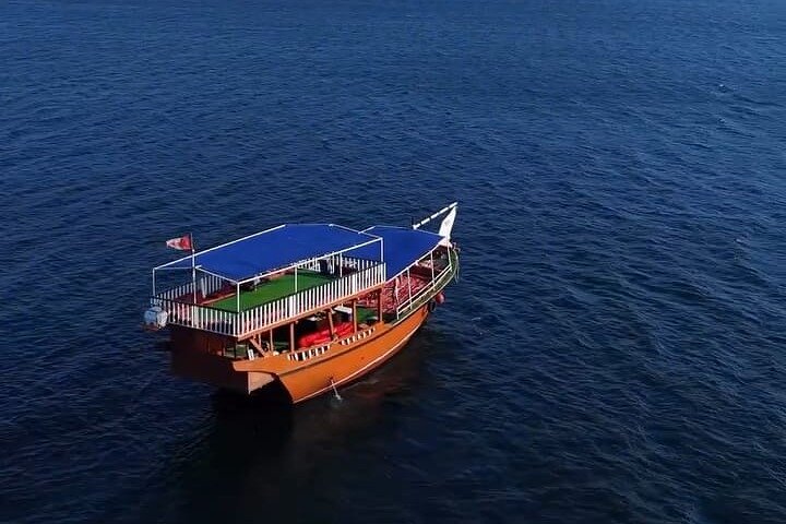 Crucero en dhow de día completo por Khasab Musandam con almuerzo y snorkel