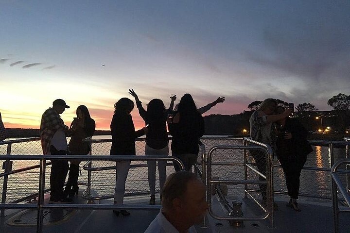 Crucero nocturno por el puerto de Orange Cata de vinos panorámica
