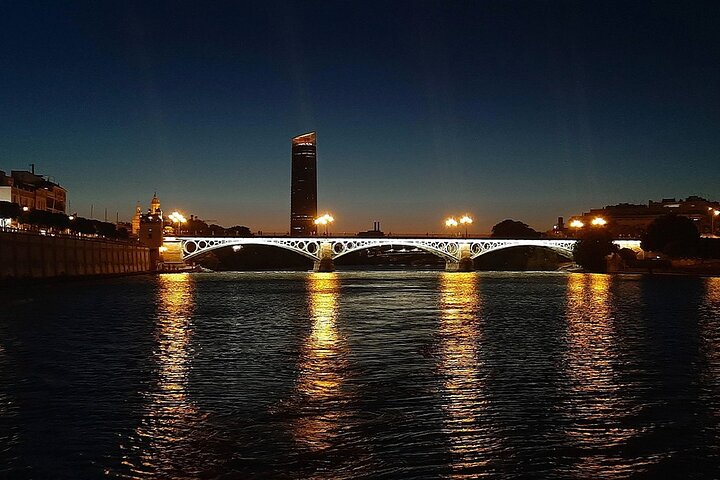 Sevilla : Crucero por el río Guadalquivir con Tapas & Bebida Opcional
