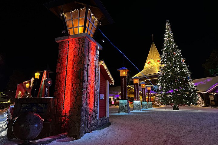 Villaggio di Babbo Natale con renne e Husky