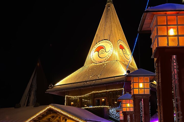 Villaggio di Babbo Natale con renne e Husky