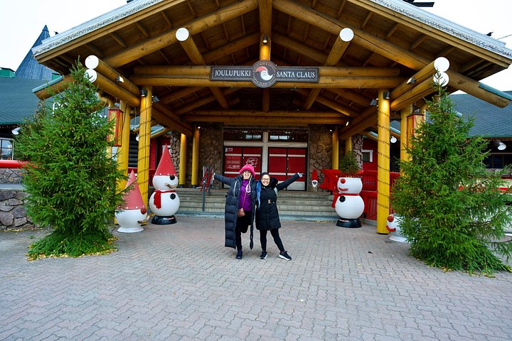 Villaggio di Babbo Natale con renne e Husky