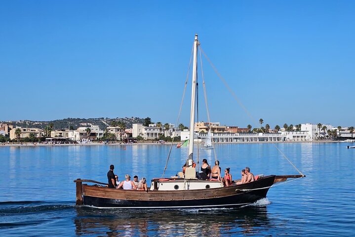 Passeio de barco em Cagliari: 5 paradas para nadar, mergulho com snorkel e aperitivo da Sardenha.