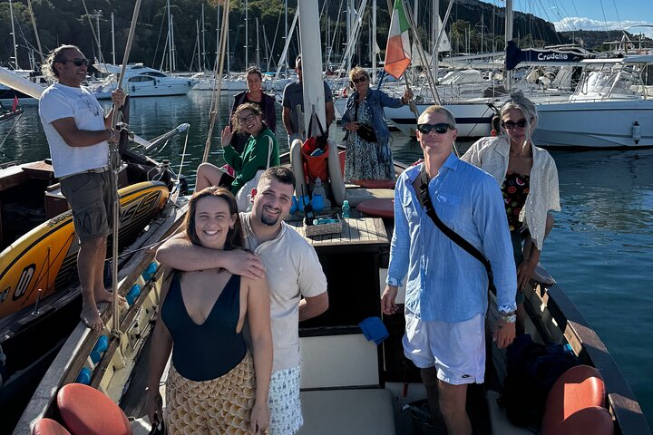 Passeio de barco em Cagliari: 5 paradas para nadar, mergulho com snorkel e aperitivo da Sardenha.