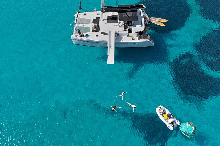 Heraklion : Dia Crociera in catamarano Mediterranea Pasto e divertimento acquatico