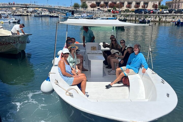 Paseo en barco por Ortigia, cuevas marinas, Pillirina y snorkel.