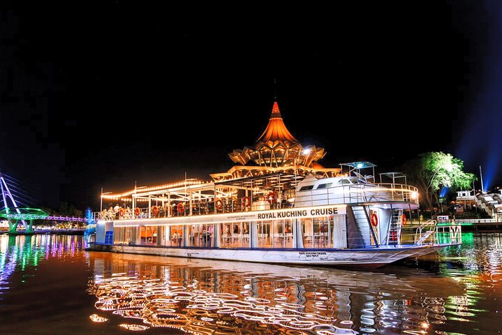 Crucero nocturno por la ciudad de Kuching con espectáculo tradicional y tour de bebidas