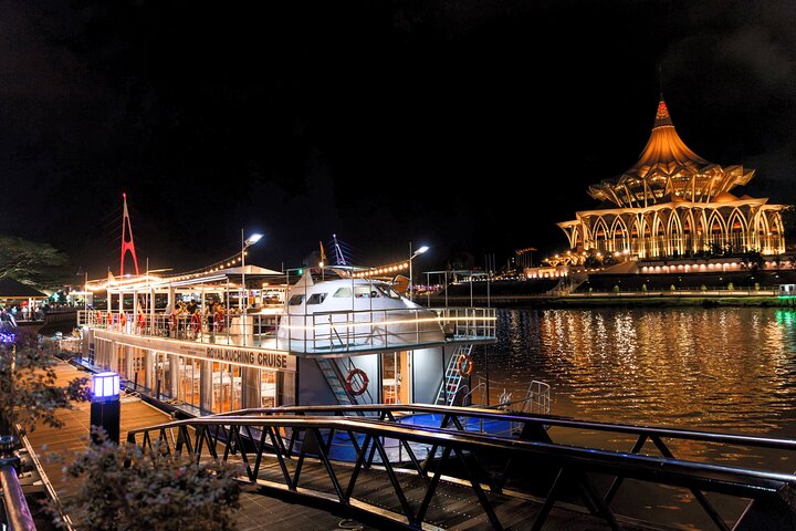 Crucero nocturno por la ciudad de Kuching con espectáculo tradicional y tour de bebidas