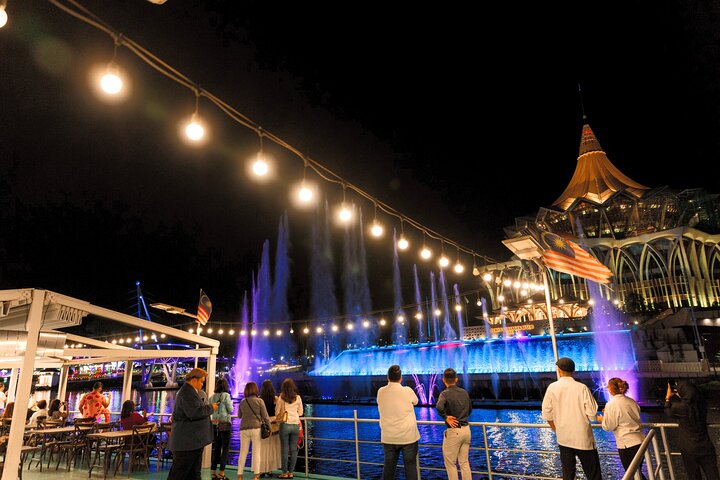 Crucero nocturno por la ciudad de Kuching con espectáculo tradicional y tour de bebidas
