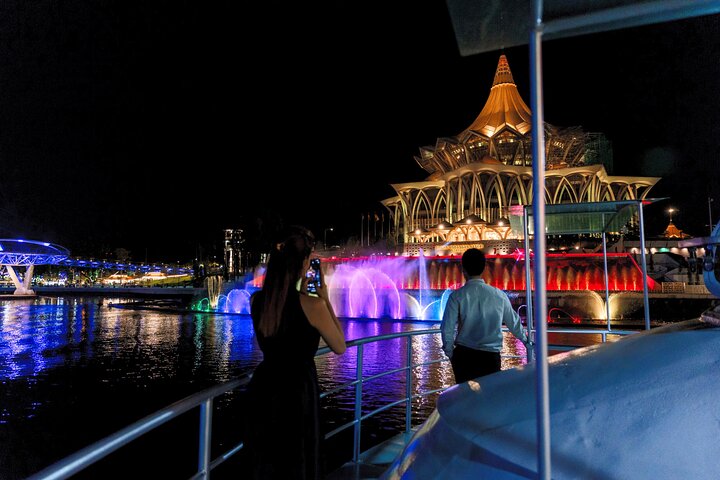 Crucero nocturno por la ciudad de Kuching con espectáculo tradicional y tour de bebidas