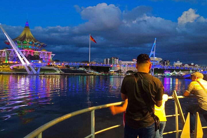 Crucero nocturno por la ciudad de Kuching con espectáculo tradicional y tour de bebidas