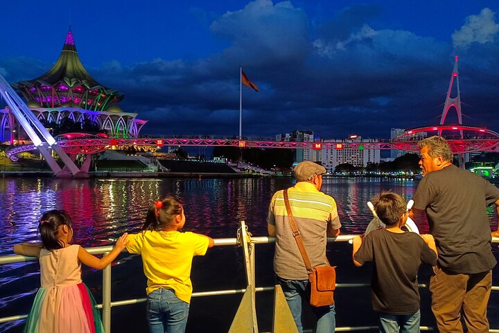 Crucero nocturno por la ciudad de Kuching con espectáculo tradicional y tour de bebidas
