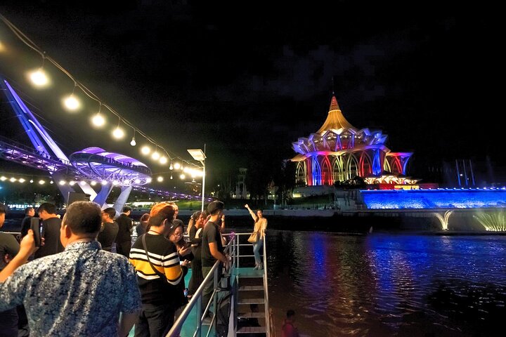 Crucero nocturno por la ciudad de Kuching con espectáculo tradicional y tour de bebidas