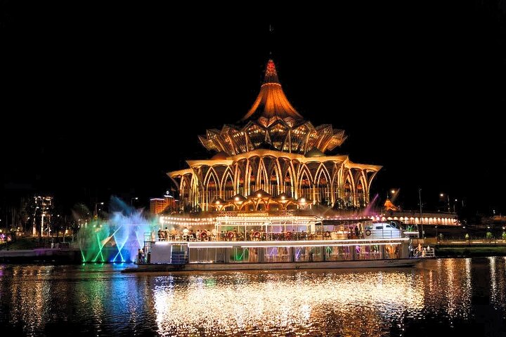 Crucero nocturno por la ciudad de Kuching con espectáculo tradicional y tour de bebidas