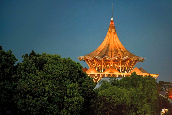 Crucero nocturno por la ciudad de Kuching con espectáculo tradicional y tour de bebidas