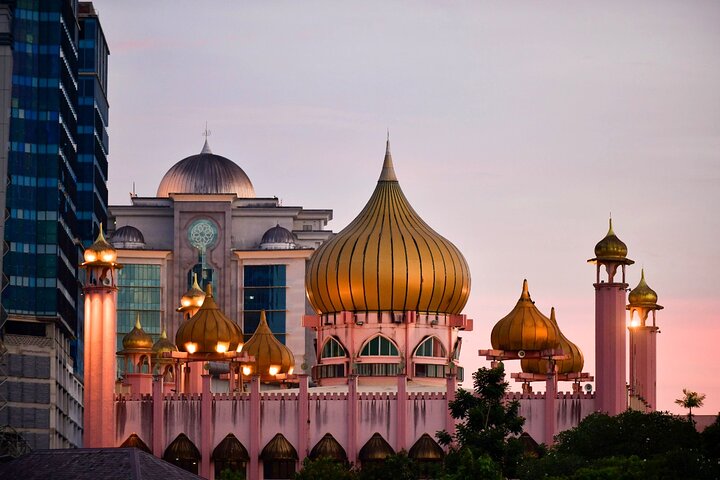 Crucero nocturno por la ciudad de Kuching con espectáculo tradicional y tour de bebidas
