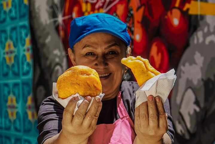 Comuna 13 Graffiti Tour with Local snacks