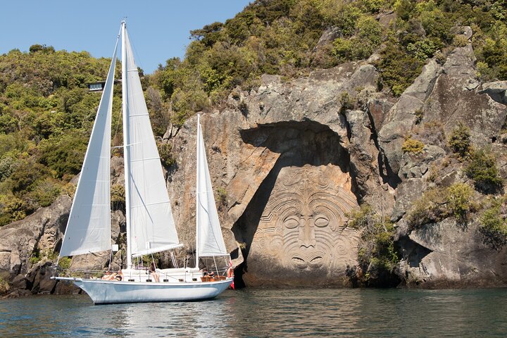Eco Sailing Tour till Maori hällristningar på Lake Taupo