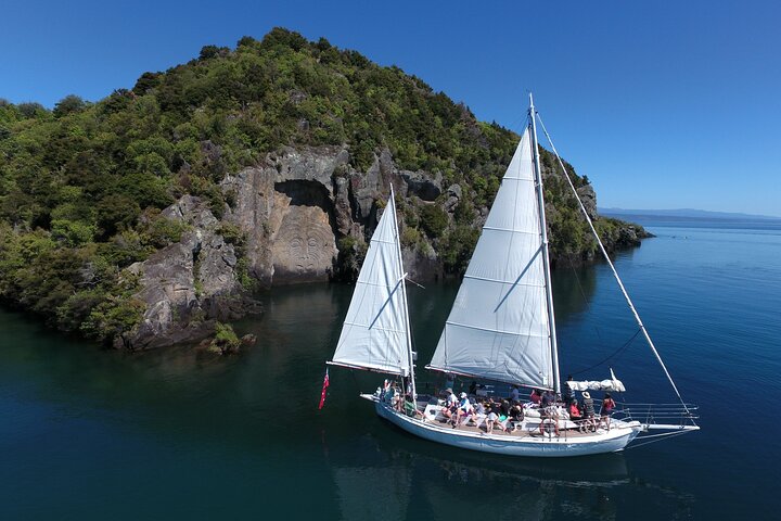 Eco Sailing Tour till Maori hällristningar på Lake Taupo
