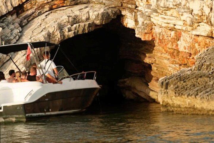 Paseos en barco Lina Aventura costera en Saranda con snorkel