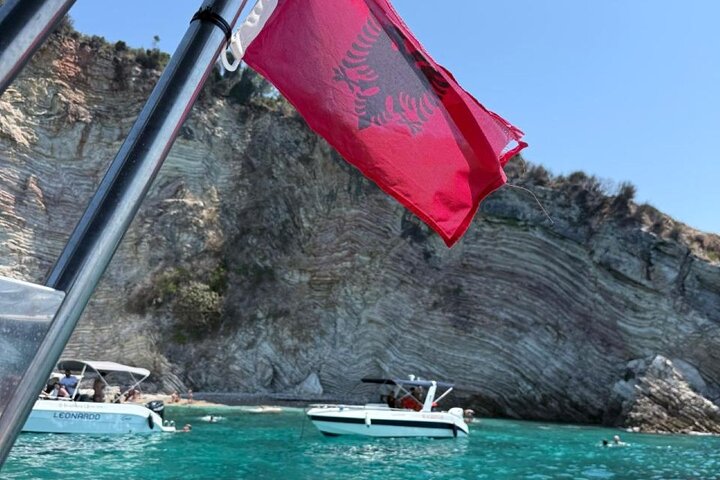 Paseos en barco Lina Aventura costera en Saranda con snorkel