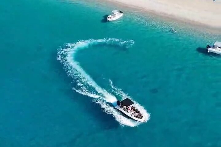 Paseos en barco Lina Aventura costera en Saranda con snorkel