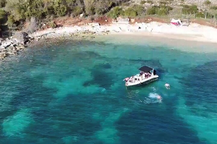Paseos en barco Lina Aventura costera en Saranda con snorkel