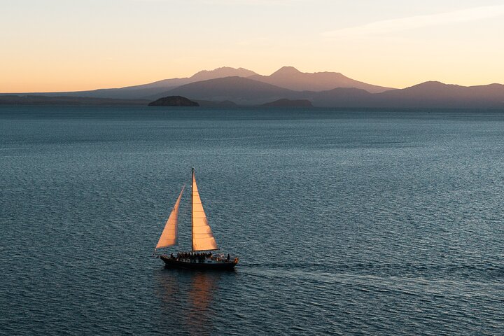 Klassisk sejlads - Māori Rock Carvings - Taupo Sailing Adventures
