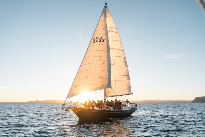 Klassisk sejlads - Māori Rock Carvings - Taupo Sailing Adventures