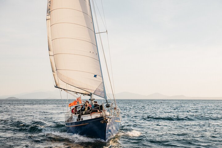 Klassisk sejlads - Māori Rock Carvings - Taupo Sailing Adventures