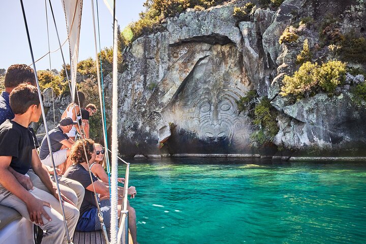 Klassisk sejlads - Māori Rock Carvings - Taupo Sailing Adventures