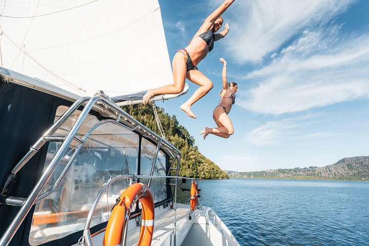 Vela de lujo - Tallados rupestres maoríes - Taupo Sailing Adventures