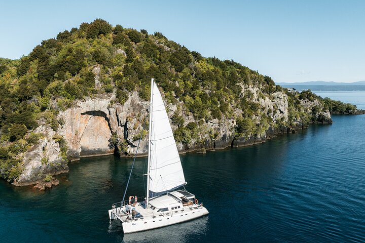 Vela de lujo - Tallados rupestres maoríes - Taupo Sailing Adventures