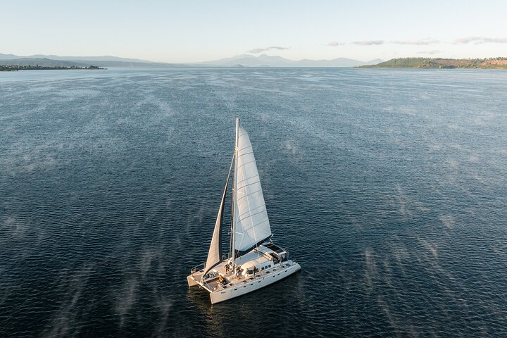 Vela de lujo - Tallados rupestres maoríes - Taupo Sailing Adventures
