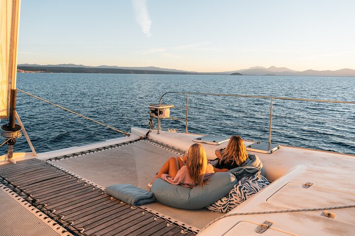 Vela de lujo - Tallados rupestres maoríes - Taupo Sailing Adventures