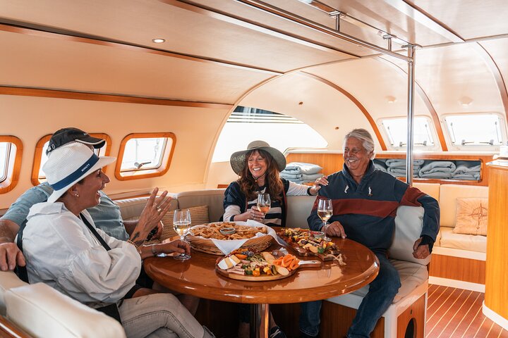 Vela de lujo - Tallados rupestres maoríes - Taupo Sailing Adventures