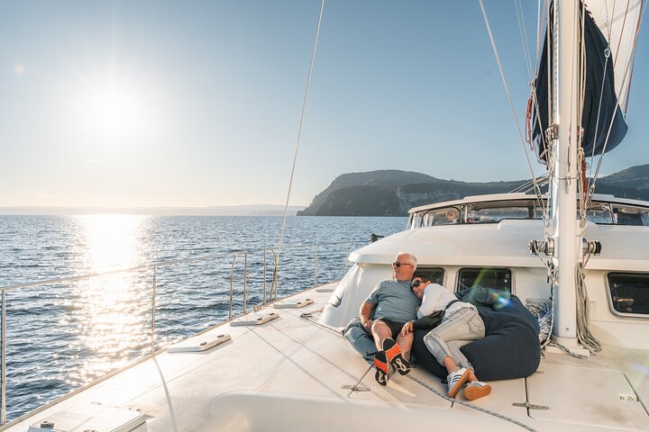 Vela de lujo - Tallados rupestres maoríes - Taupo Sailing Adventures