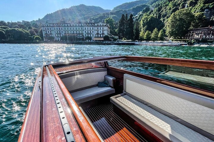 Excursión privada en barco por el lago Como: La escapada en limusina veneciana de madera