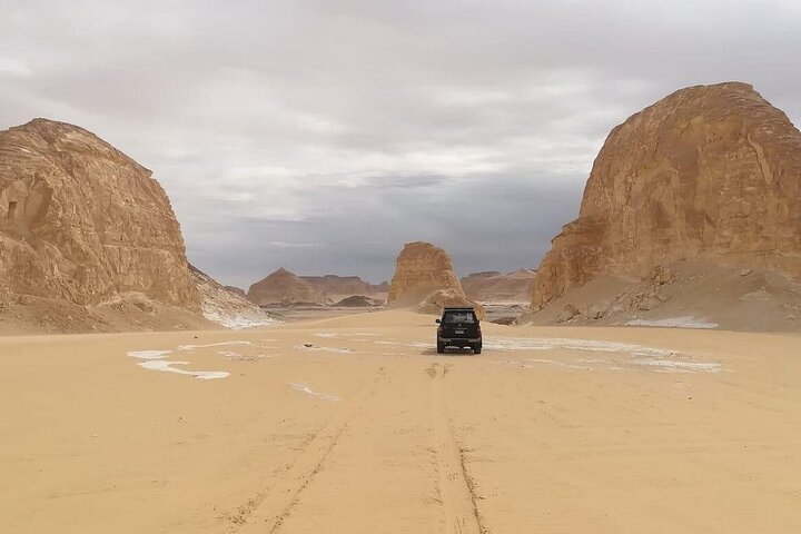 2 - Dag Bahariya Oasis Witte en Zwarte Overnachting Camping Jeep Tour