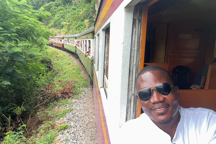 Cascada de Kanchanaburi Erawan y tren a lo largo de la Muerte