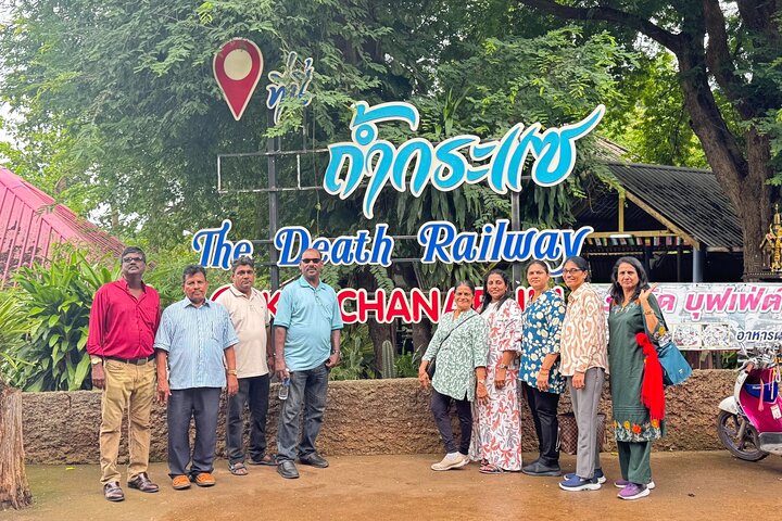 Cascada de Kanchanaburi Erawan y tren a lo largo de la Muerte