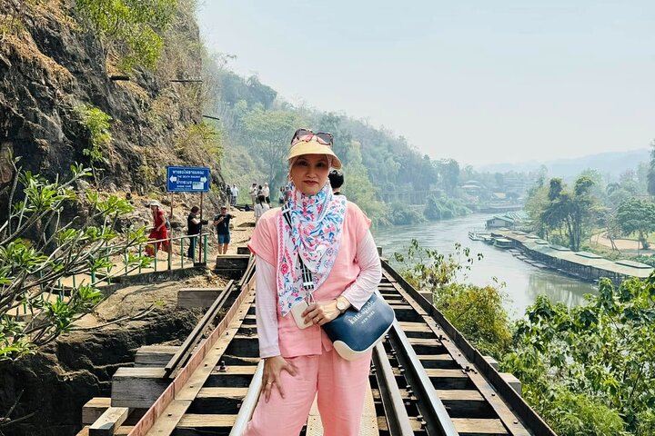 Cascada de Kanchanaburi Erawan y tren a lo largo de la Muerte