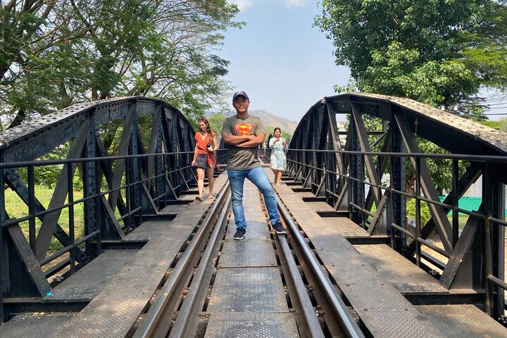 Cascada de Kanchanaburi Erawan y tren a lo largo de la Muerte