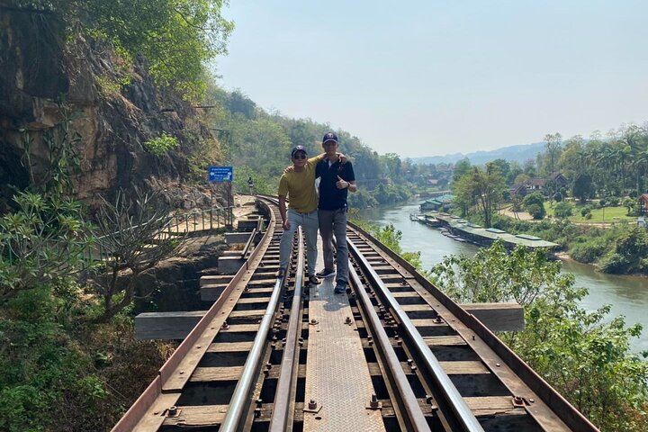 Cascada de Kanchanaburi Erawan y tren a lo largo de la Muerte