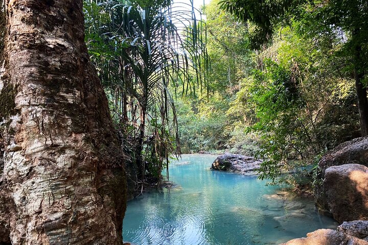 Cascada de Kanchanaburi Erawan y tren a lo largo de la Muerte
