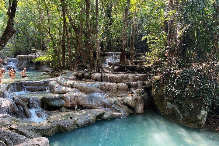Cascada de Kanchanaburi Erawan y tren a lo largo de la Muerte