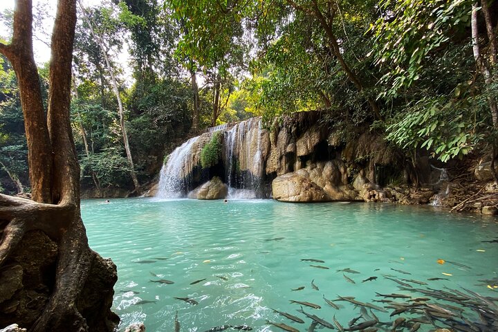 Cascada de Kanchanaburi Erawan y tren a lo largo de la Muerte