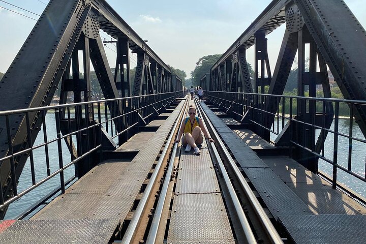 Cascada de Kanchanaburi Erawan y tren a lo largo de la Muerte
