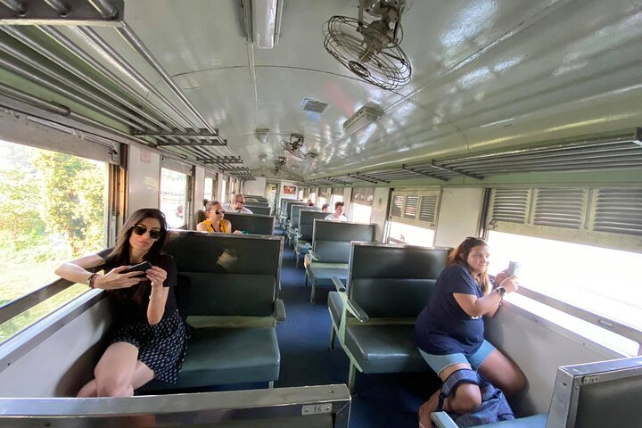 Cascada de Kanchanaburi Erawan y tren a lo largo de la Muerte