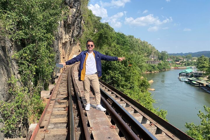Cascada de Kanchanaburi Erawan y tren a lo largo de la Muerte